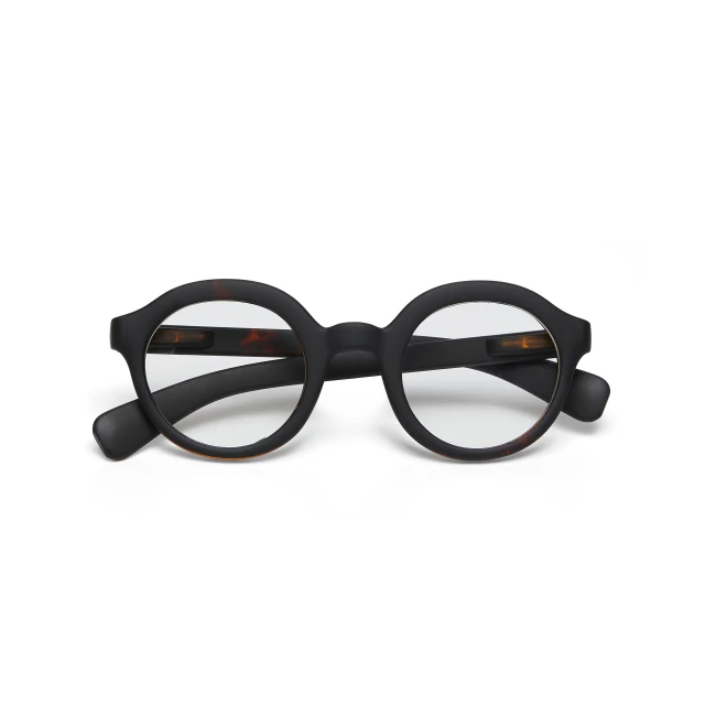 OKKIA Lauro reading Havana black