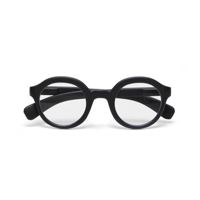 OKKIA Lauro reading Black