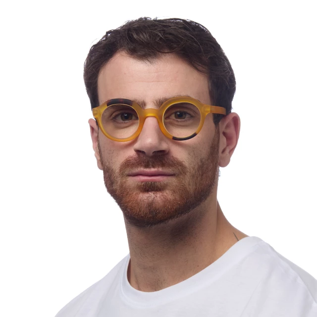OKKIA Lauro reading Yellow