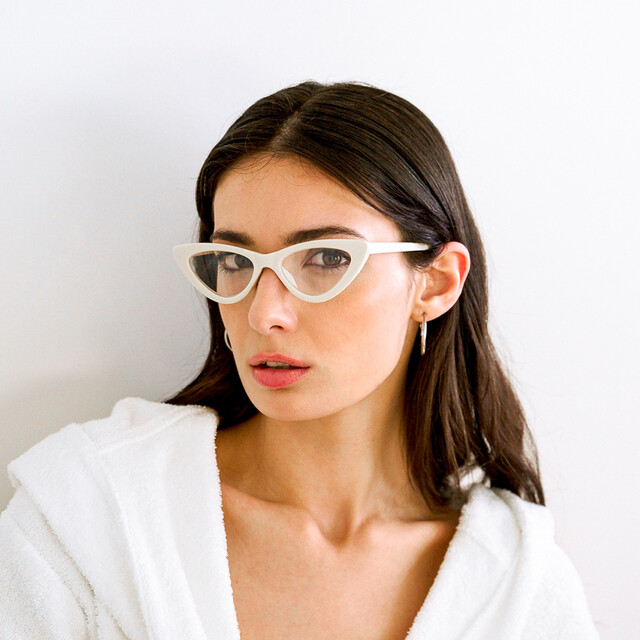 OKKIA Reading Adriana reading Small Cat Eye white whisper