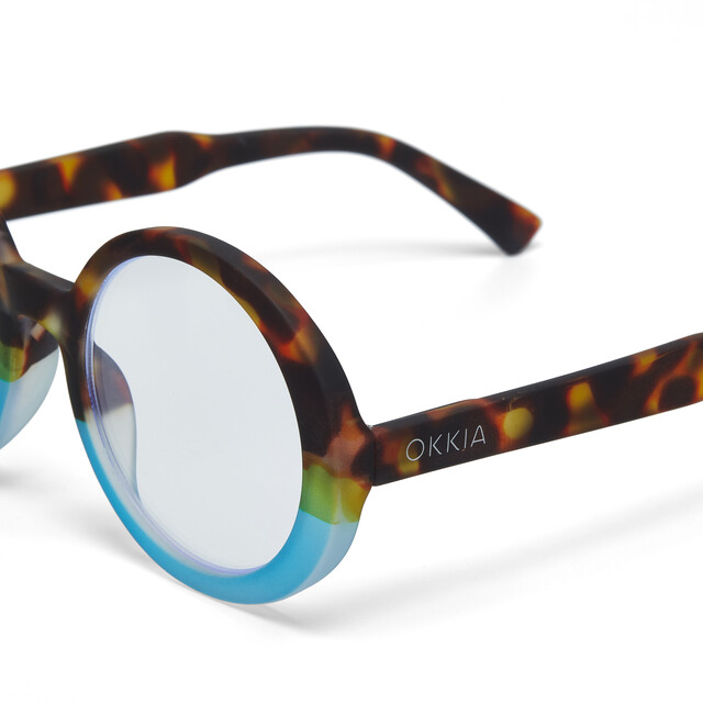 OKKIA Reading Laura reading Big Round havana and blue