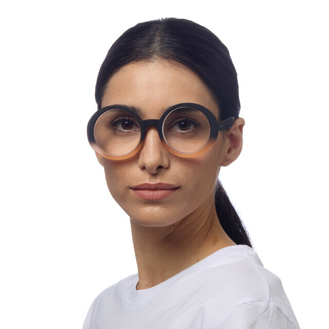 OKKIA Reading Laura reading Big Round black shaded rose