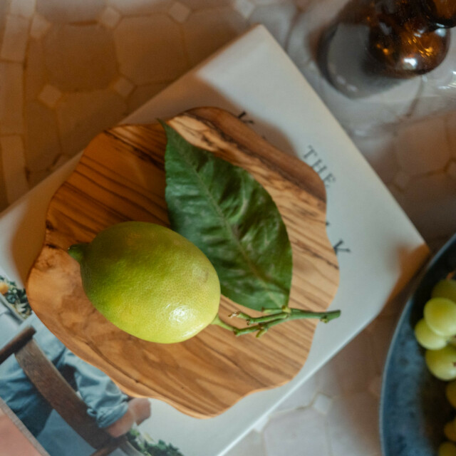 OLIVE WOOD CUTTING BOARD