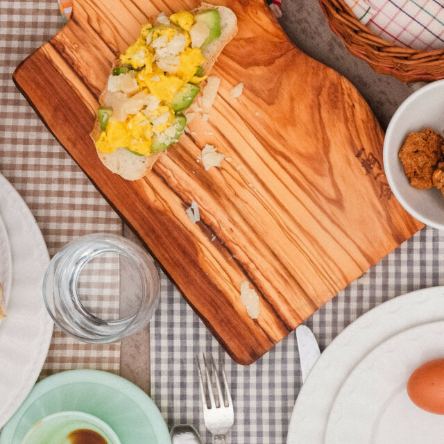 OLIVE WOOD CUTTING BOARD